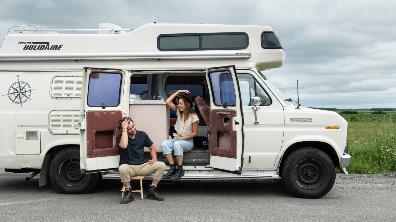 Pézie et Sansdrick dans l'décor! backdrop