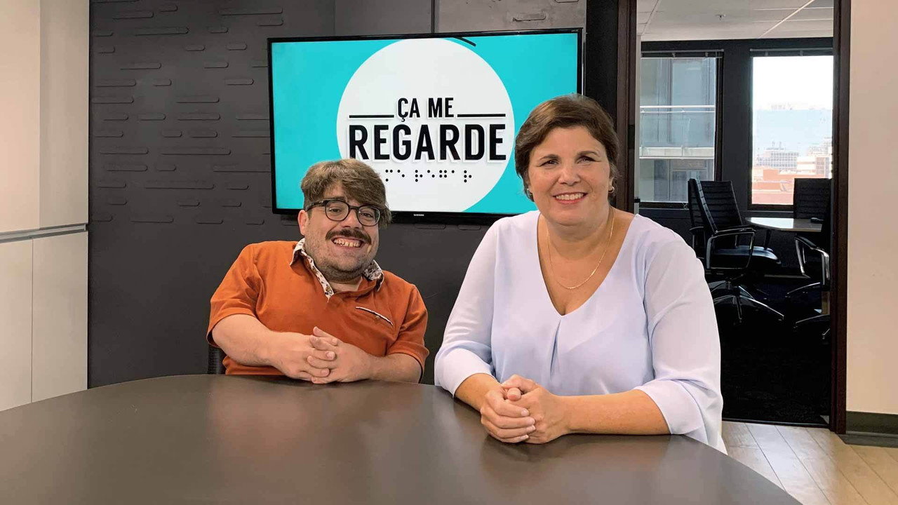 Ça me regarde backdrop