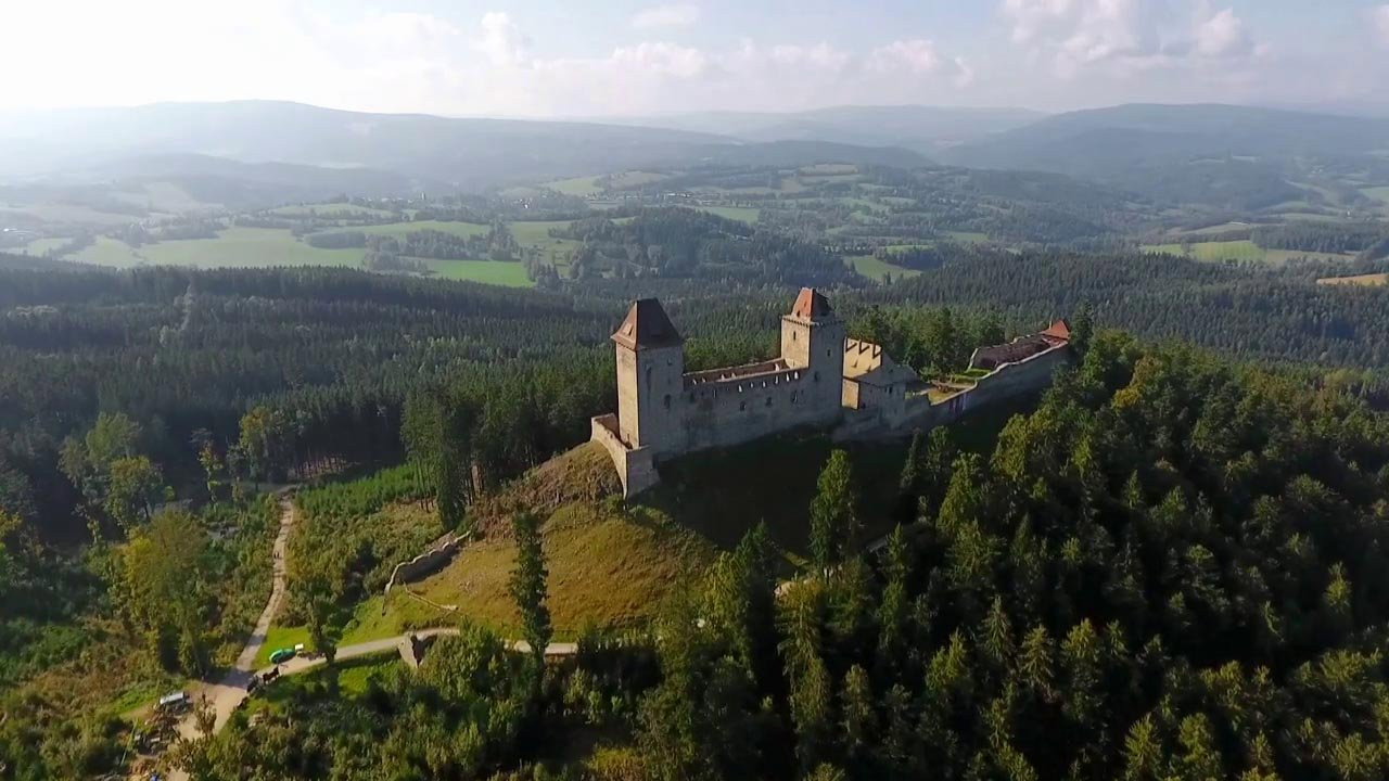 Krajinou příběhů českých hradů známých i neznámých backdrop