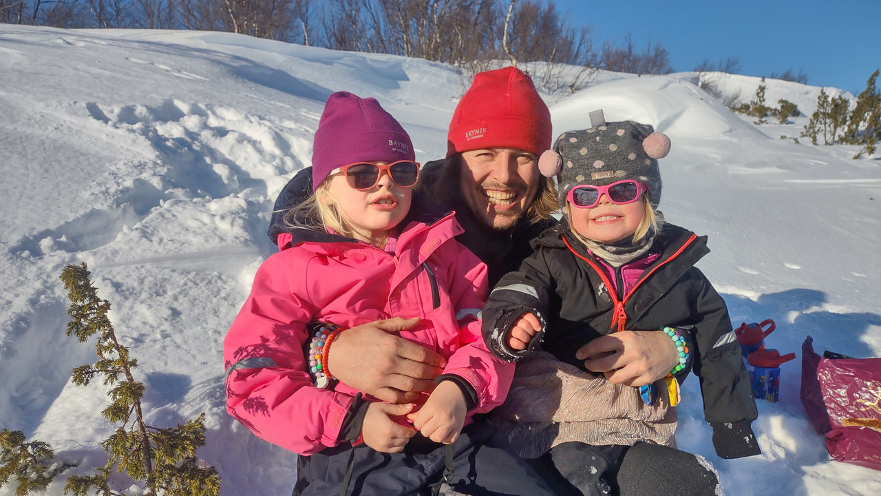 Mina, Lilje og meg backdrop