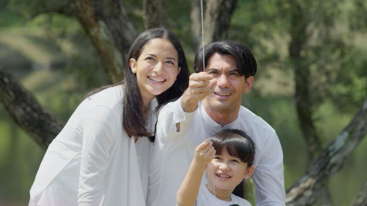 The Broken Kite backdrop