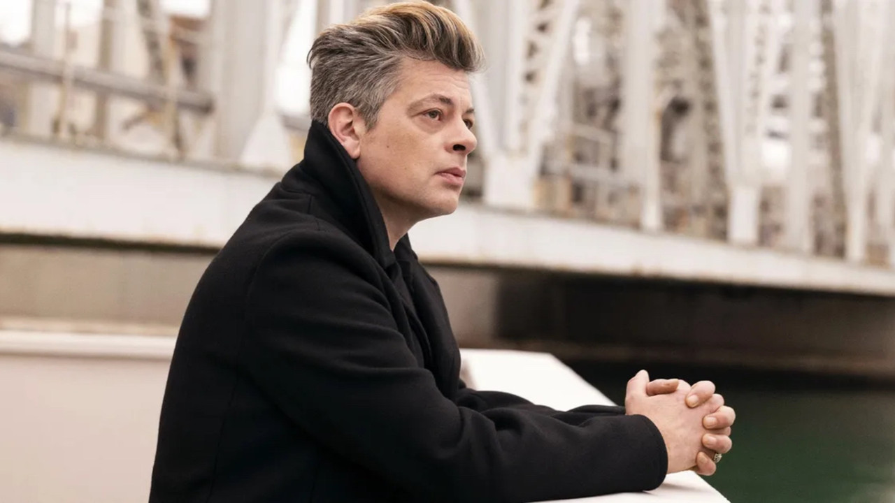 Benjamin Biolay, retour à Sète backdrop