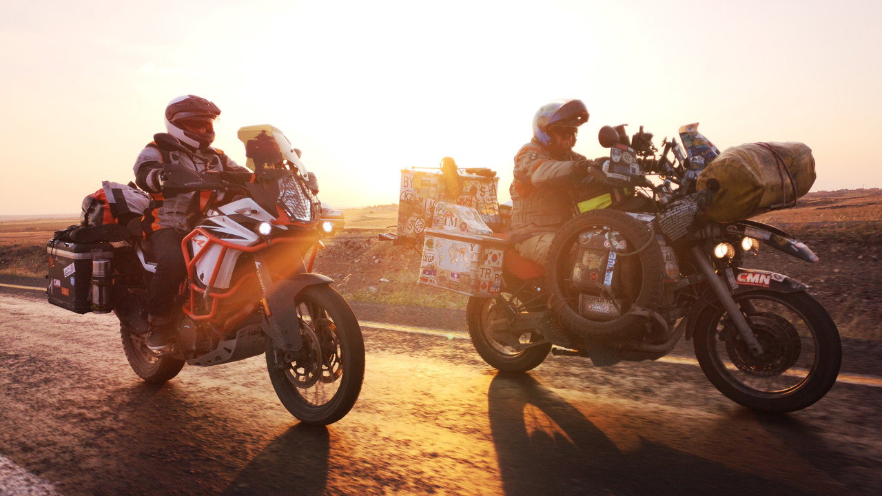 Po jedné stopě backdrop