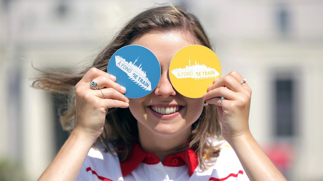 À fond de train backdrop