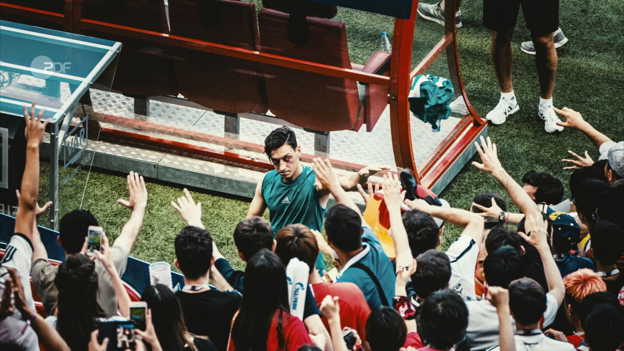 Mesut Özil – Zu Gast bei Freunden backdrop