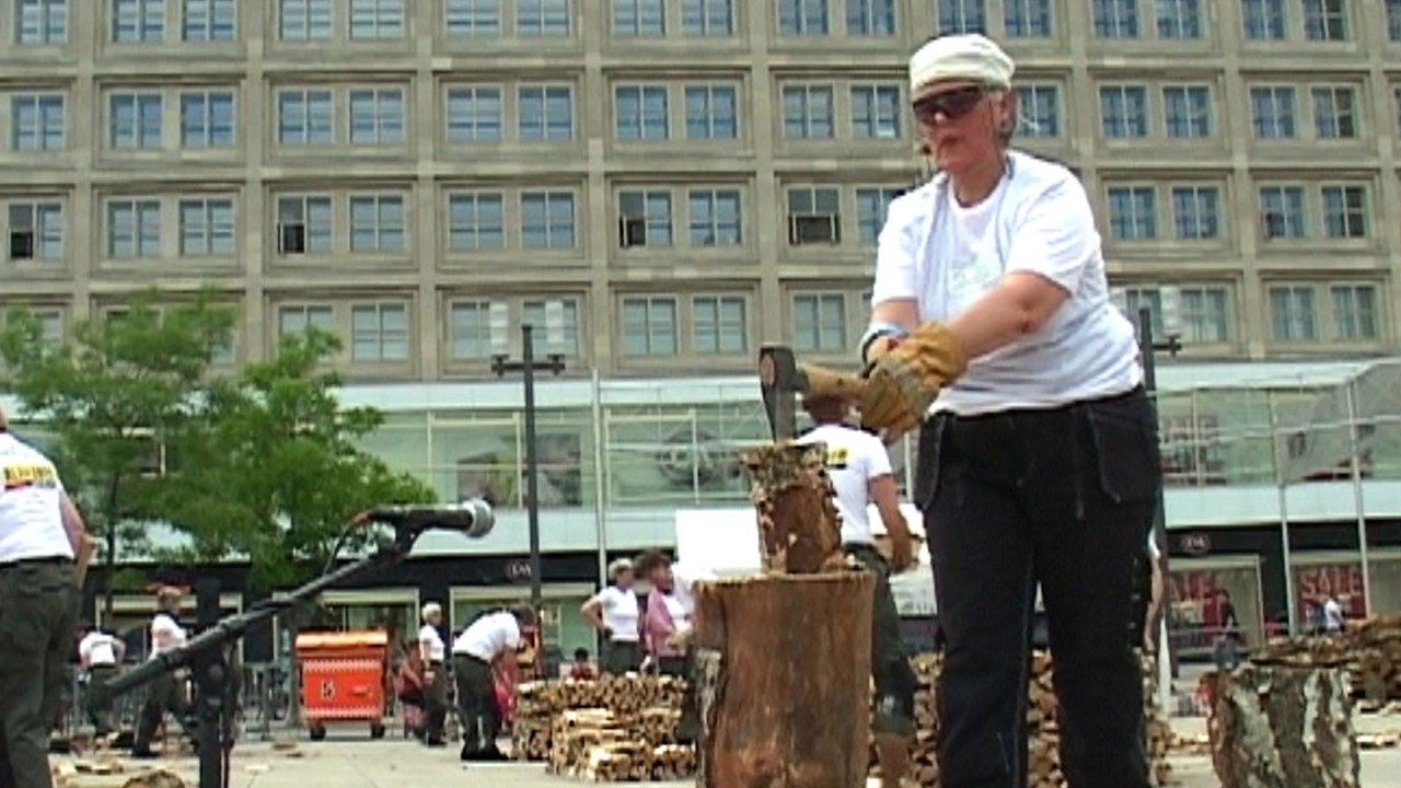 Kvinnor som hugger ved i Berlin och i Malmö backdrop