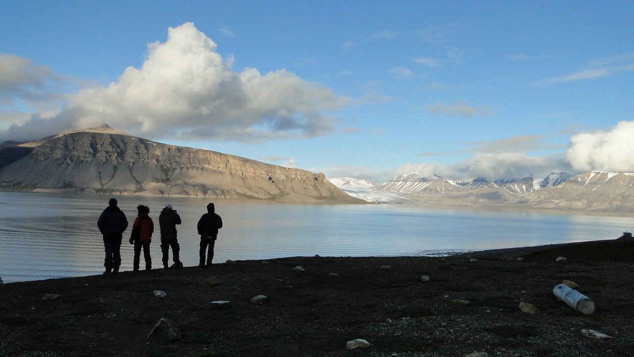 Cesty do krajin půlnočního slunce backdrop