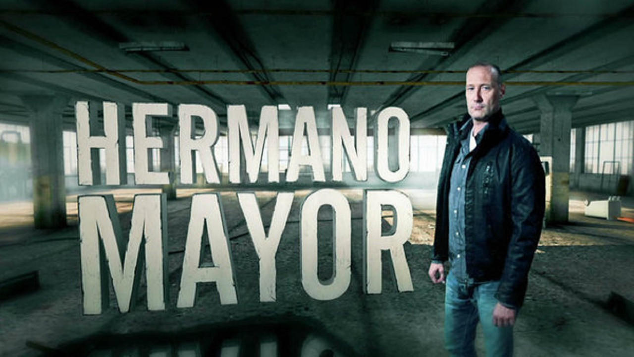 Hermano Mayor backdrop