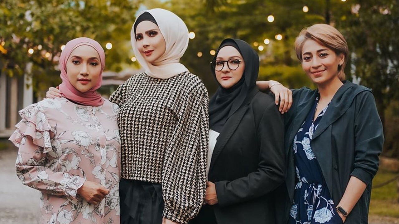 Janda Kosmopolitan backdrop