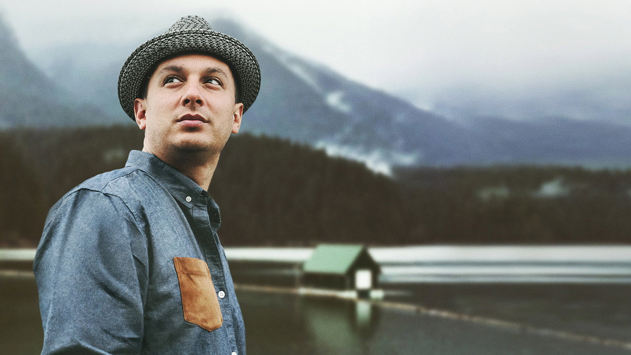 En marge du monde backdrop