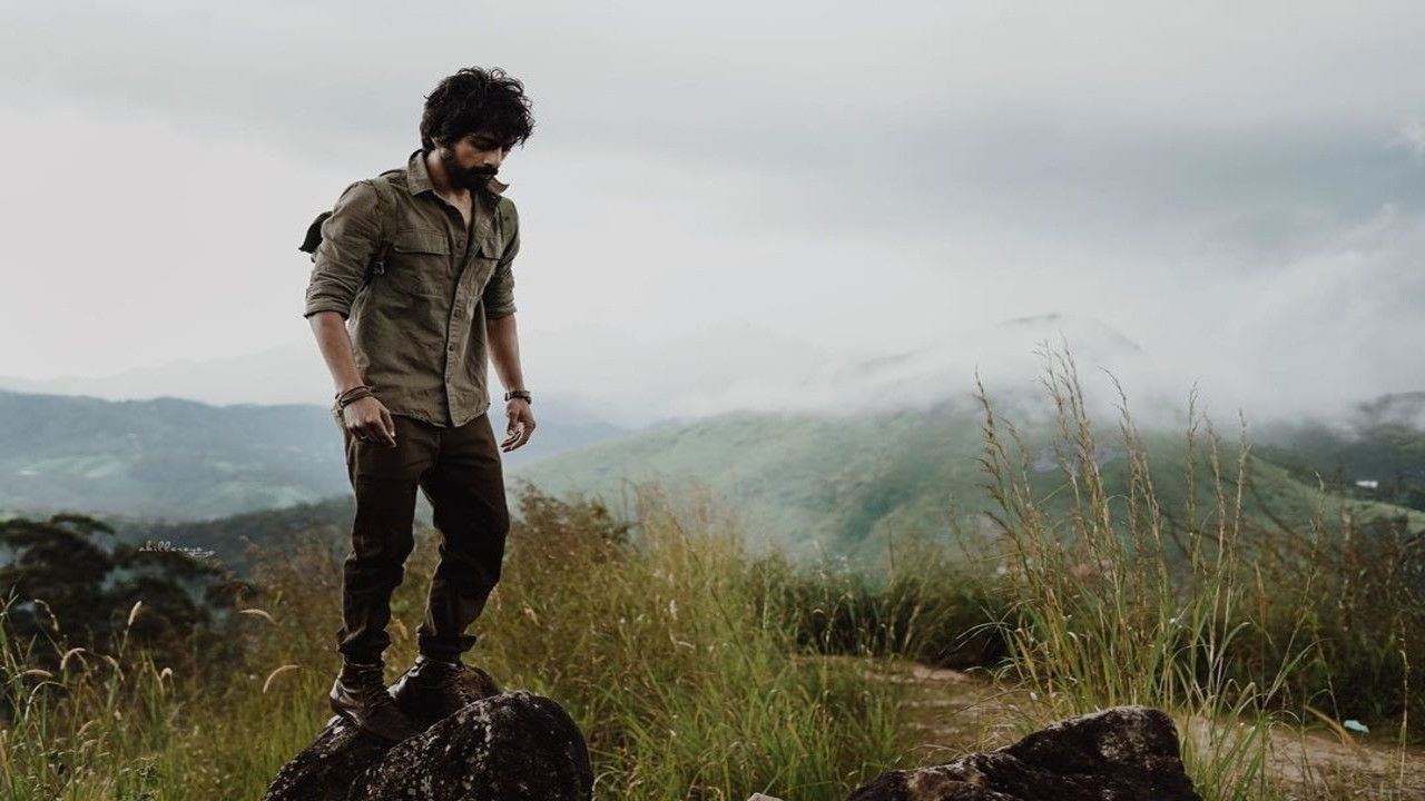 Putham Pudhu Kaalai Vidiyaadhaa backdrop