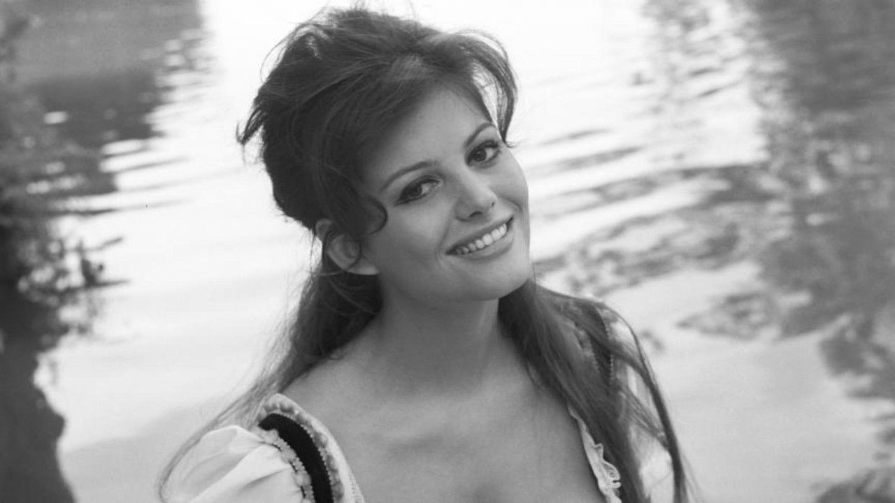 Claudia Cardinale, la créature du secret backdrop