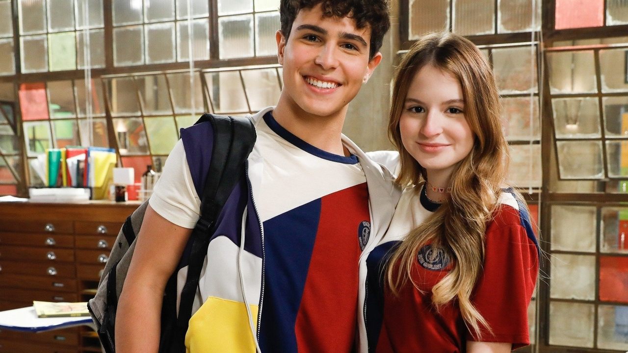 Poliana Moça backdrop