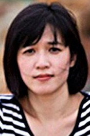 Photo of Vân Dung as Newspaper Girl