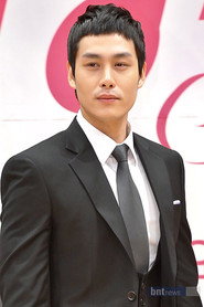 Photo of Song Yoo-ha as Hong Jong-ik