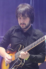 Photo of Alejandro Méndez as Guitarra y voz (self)