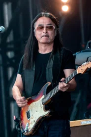 Photo of Kenji Suzuki as Guitarra