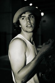 Photo of Oscar Cormier-Bourdin as Oscar, le bassiste/chanteur