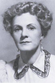 Photo of Alma Seidler as Resi