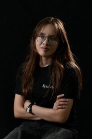Photo of Diana Caballero as Policía / Guitarrista / Cavernícola / Pasajera