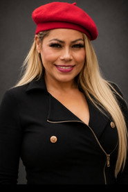 Photo of Dayanna Dowson Kahn as Amiga de Aurelia