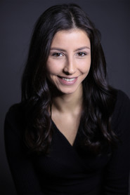 Photo of İzel Demirhan as Betül / Serap's Friend