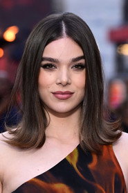 Photo of Hailee Steinfeld as Mary