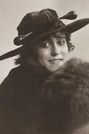 Photo of Leontine Kühnberg as Regine
