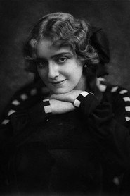 Photo of Lotte Neumann as Véra Barkany