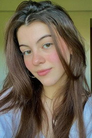 Photo of Giovana Veiga as Isa