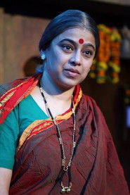 Photo of Medha Manjrekar as Khushi's Aunt