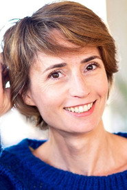Photo of Lucie Laurent as Isa, Clémence's mother