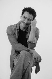 Photo of Vinícius Queiroz as Jovem "não-indígena"