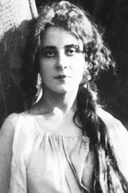Photo of Liana Iskritskaya-Gardina as Syuzanna