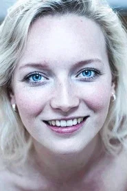 Photo of Zinnini Elkington as Jordemoder