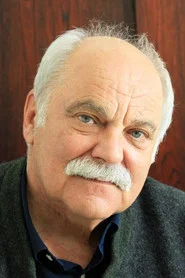 Photo of Krzysztof Szuster as milicjant w kasku w barze mlecznym
