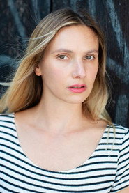 Photo of Nell Pietrzyk as Junge Frau
