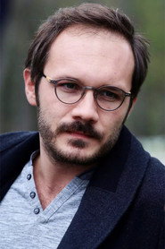 Photo of Deniz Celiloğlu as Yüzbaşı Faruk