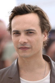 Photo of Frank Dillane as Dr Luke Garrett
