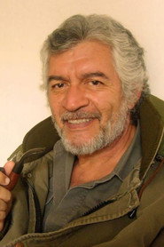 Photo of Bernardo Ezeta as Narrador.