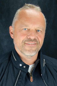 Photo of Emmanuel Paul as Policier 1
