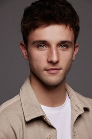 Photo of Mikel Niso as Luke Howland
