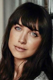 Photo of Maiara Walsh as Kat