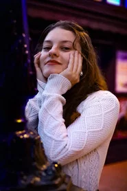 Photo of Valentine Debauve as La pilleuse / L'intervieweuse (Voix)