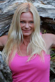 Photo of Raye Hollitt as Kym