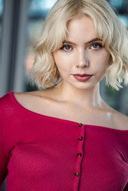 Photo of Elle Alexander as Samantha