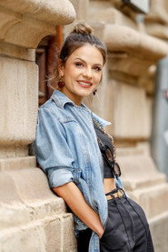 Photo of Анелия Луцинова as Сервитьорка