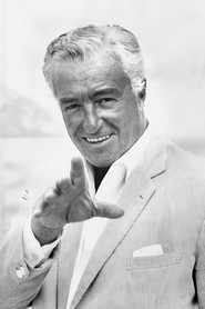 Photo of Vittorio De Sica as Duke Giovanni del Bagno aka Signor Pallini (segment "Pendolin")