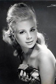 Photo of Mayra Rey as Mari Tere