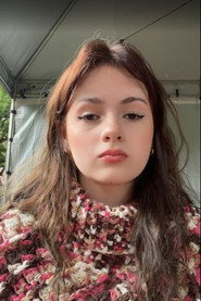 Photo of Lia Santos as Máscara (voz)